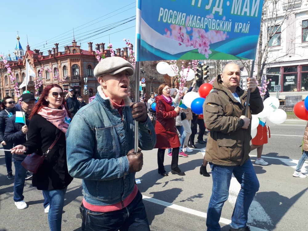 Первомайское шествие в Хабаровске собрало десятки трудовых коллективов края